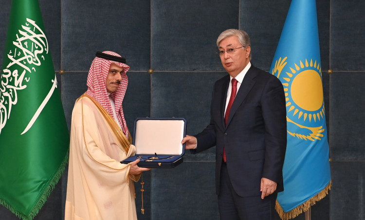 Президент Казахстана наградил Короля Саудовской Аравии орденом «Алтын Қыран»
